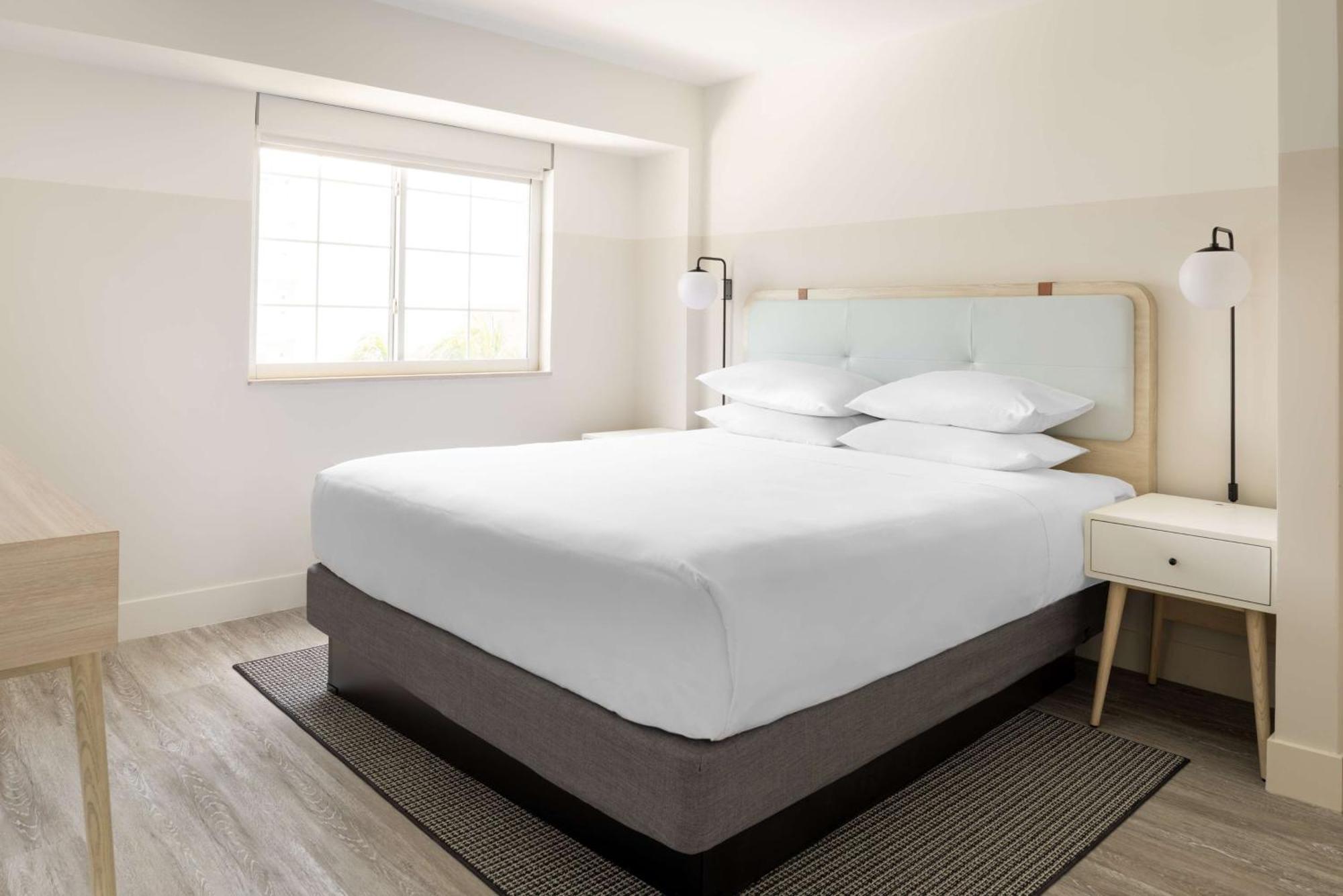 Hampton By Hilton Grand Cayman Seven Mile Beach George Town Zewnętrze zdjęcie